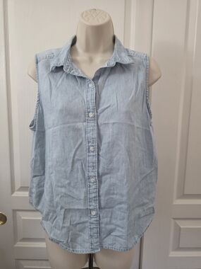 Universal Thread | Sleeveless Chambray Blue Button-Down Shirt Denim Vest Size M